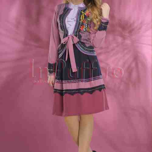 Compleu mov-lila accesorizat cu broderie si dantela bleumarin