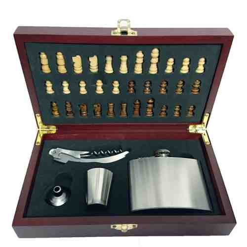Set cadou pentru desfacut sticla de vin cu tabla de sah
