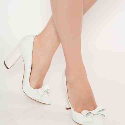 Pantofi albi office din piele naturala cu toc gros cu varful usor ascutit accesorizat cu o fundita