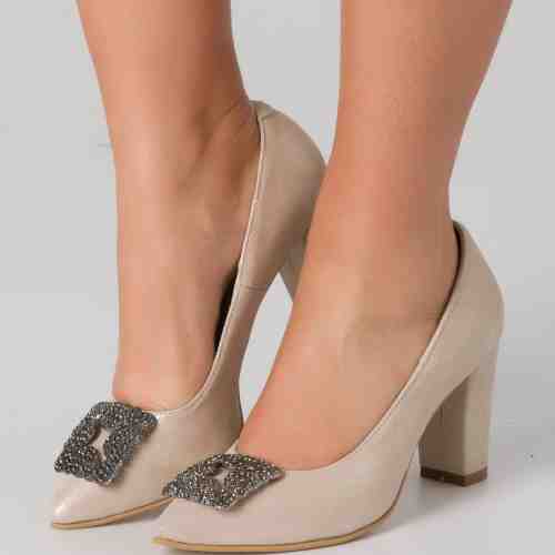 Pantofi nude sidefat cu accesoriu metalic in fata