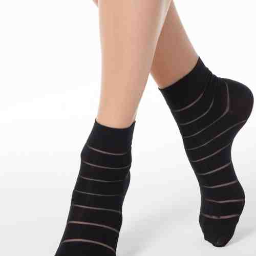 Sosete negre din material elastic cu calcai curbat